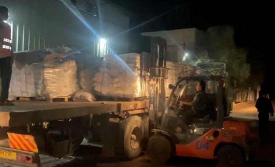 Грузовики ВПП с мукой прибыли в центральную Газу.